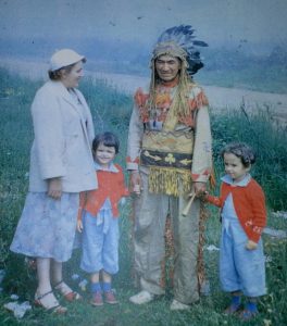 Louise et Pauline à Pointe-Bleue avec maman et le grand Chef