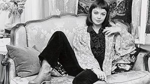 Louise pensive sur un sofa