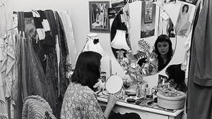 Louise devant son miroir « d'actrice » interroge son avenir