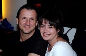 Louise et Jacques au Brésil qui assistent à la retransmission de la soirée des Oscars 2004