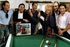 Louise dans le film Mes meilleurs copains de Jean-Marie Poiré, en 1990. Jean-Pierre Daroussin, Gérard Lanvin, Jean-Pierre Dacri, Philippe Korsan et Christian Clavier