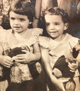 Louise et Pauline avec leurs oursons