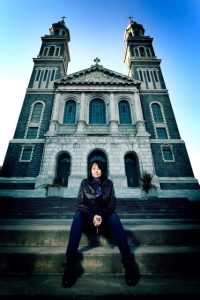 Louise devant la Cathédrale de Chicoutimi Photo de Bernard Brault