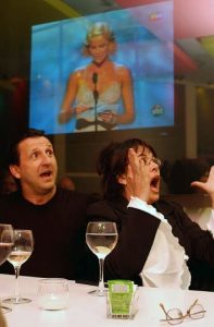 Louise et Jacques heureux que Denys Arcand se mérite l'OSCAR du meilleur film en langue étrangère. BRAVO Denys ! Brésil 2004